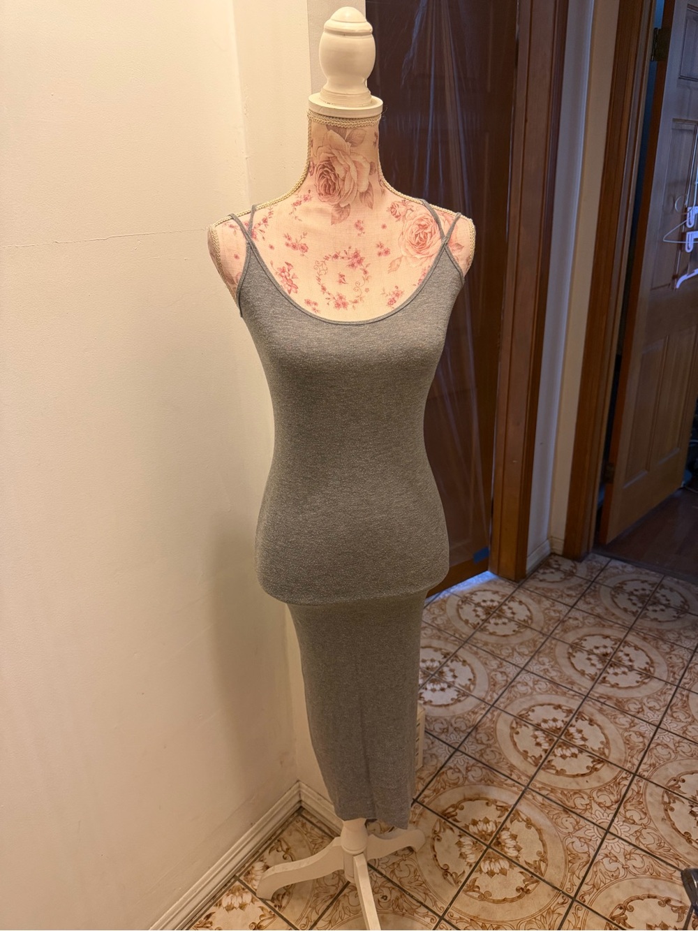 Grey bodycon midi dress with spaghetti straps #bodycon #dress